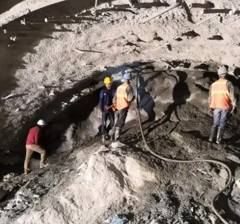 宕昌拱顶带模注浆料的施工流程及注意事项